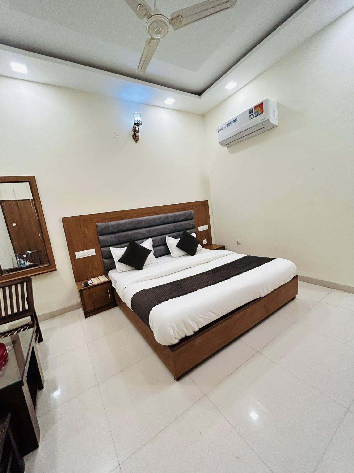 Hotel Woodlark Zirakpur Chandigarh !! Top Rated & Most Awarded Properties In Tricity !! Eksteriør bilde